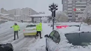 Doğu Anadolu'da Kar Yağışı Trafiği Felç Etti