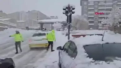 Doğu Anadolu Bölgesinde Kar Yağışı Trafiği Felç Etti