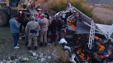 Doğu Anadolu'da Meyve Yüklü Araç Kazası: 1 Ölü, 1 Yaralı
