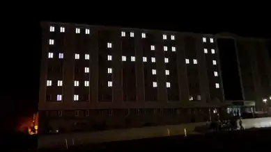 Bitlis'teki Suriyeli Öğrenciler Şam'ı Işıklara Yansıttı