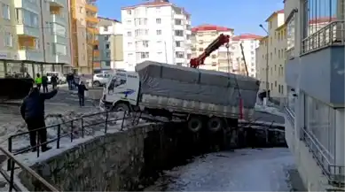 Buzlu Yolda Asılı Kalan Kamyon Kurtarıldı!