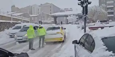 Şiddetli Kar Yağışı Trafiği Felç Etti