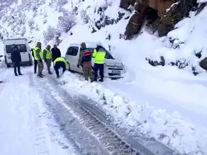 Kar Kapanında Mahsur Kalanlar Kurtarıldı