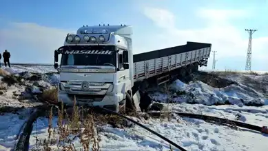 Bitlis'te Tır Şarampole Düştü, Sürücü Kurtuldu