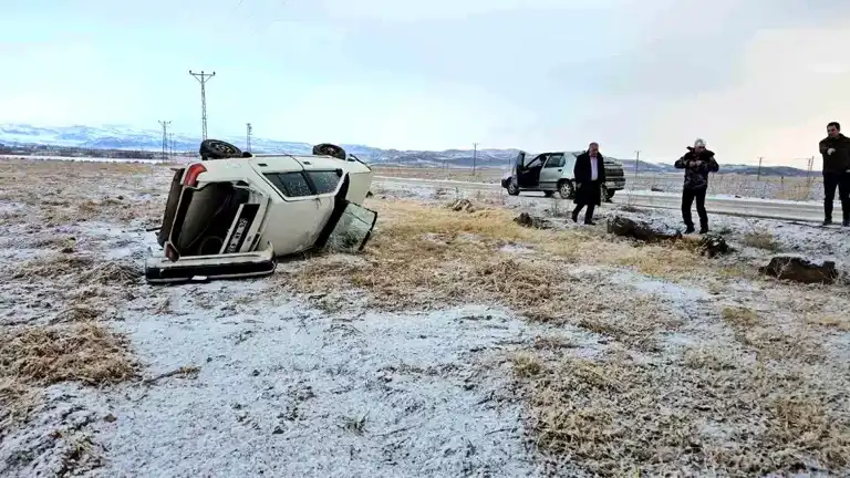 Adilcevaz'da Şarampole Yuvarlanan Otomobilde 5 Yaralı