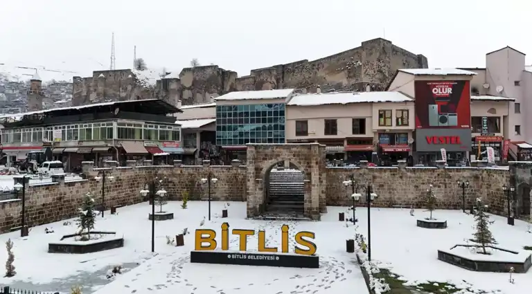 Bitlis'te Kar Yağışı: Tarihi Kent Havadan Görüntülendi