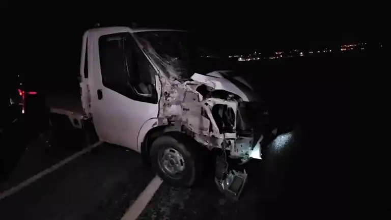 Bitlis'te Buzlu Yolda Kaza: Maddi Hasar