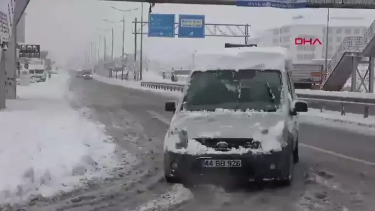 Doğu Anadolu'da Yoğun Kar Yağışı: 70 Köy Yolu Kapalı