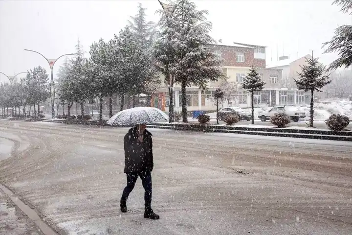 Bitlis'te Yaşamı Felç Eden Yoğun Kar Yağışı