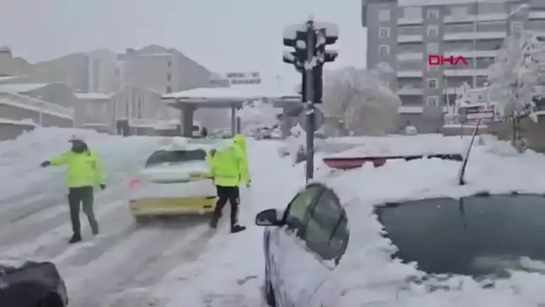 Doğu Anadolu Bölgesinde Kar Yağışı Trafiği Felç Etti