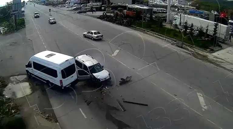 Tatvan'da Peş Peşe Maddi Hasarlı Kazalar!