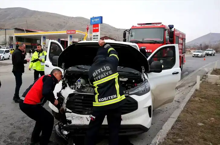 Bitlis'te Para Nakil Aracı Kazası: 3 Yaralı