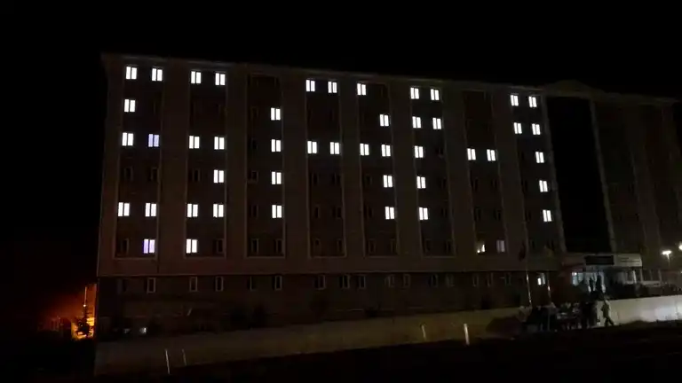 Bitlis'teki Suriyeli Öğrenciler Şam'ı Işıklara Yansıttı