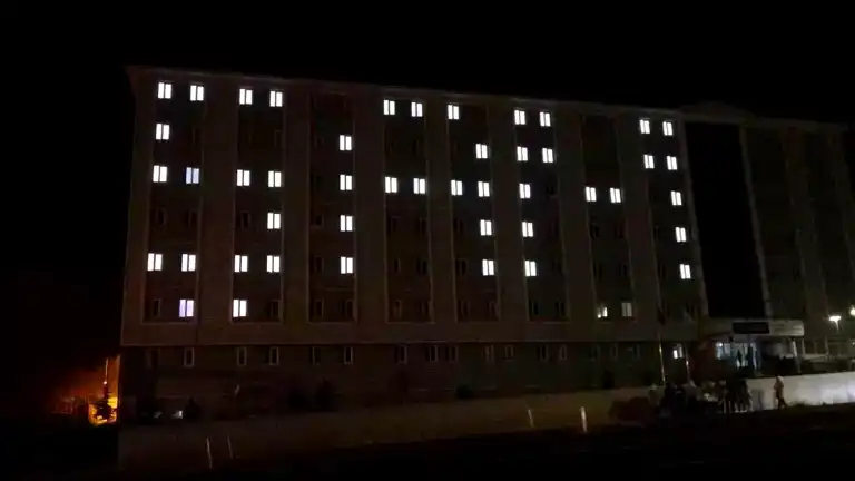 Bitlis'teki Suriyeli Öğrenciler Şam'ı Işıklarla Yazdı
