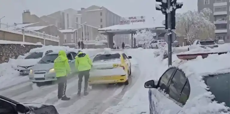 Şiddetli Kar Yağışı Trafiği Felç Etti