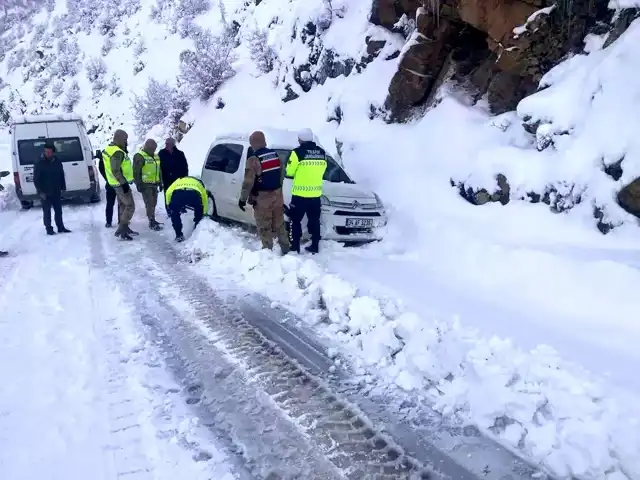 Kar Kapanında Mahsur Kalanlar Kurtarıldı