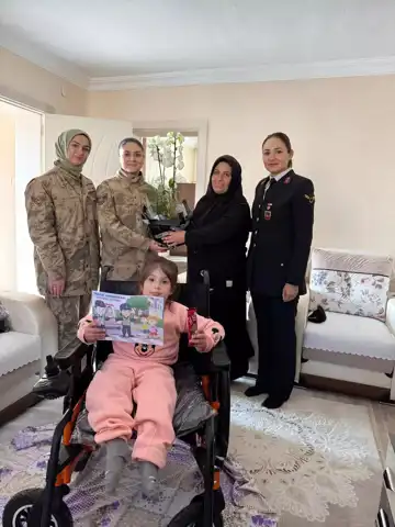 Engelli Kız Çocuğuna Jandarmadan Hediye