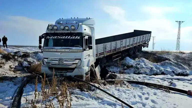 Bitlis'te Tır Şarampole Düştü, Sürücü Kurtuldu